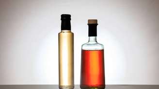 O ponto central que diferencia o vinagre de vinho tinto de outras variedades é a origem: o vinho que se elabora com uvas tintas – depositphotos.com / gioiak2