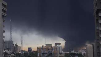 Fumaça sobe acima de Teerã, após ataques, em 8 de março de 2026.