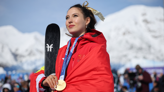 Aos 22 anos, Eileen Gu já conquistou seis medalhas olímpicas e, hoje, deixa um conselho valioso para as jovens