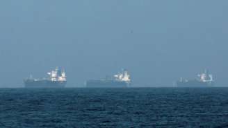 Navios-tanque são vistos ao largo da costa de Fujairah, enquanto o Irã promete fechar o Estreito de Ormuz, em meio ao conflito entre os EUA, Israel e o Irã, em Fujairah, Emirados Árabes Unidos, em 3 de março de 2026.