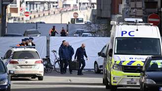 A polícia belga em frente à sinagoga de Liege, atingida durante por uma explosão na madrugada desta segunda-feira, 9 de março de 2026.