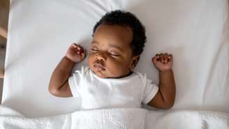 A maioria dos estudos indica que bebês dormem cerca de 12 horas por noite e menos que isso é considerado 'insuficiente'