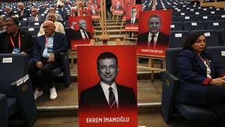 Pancartes d'Ekrem Imamoglu (C), emprisonné à Istanbul, et d'autres employés municipaux détenus lors du congrès extraordinaire du parti d'opposition turc, le CHP, à Ankara, le 21 septembre 2025.