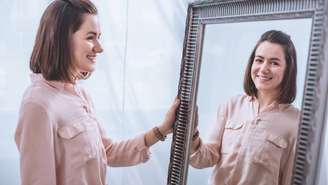 A superfície refletora de um espelho surge após a aplicação de metais como prata ou alumínio no verso do vidro – depositphotos.com / ArturVerkhovetskiy