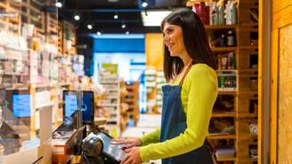 Estabelecimentos que possuem o fluxo de clientes concentrado em fins de semana — como shoppings centers, farmácias, supermercados e hortifrutis — são os mais impactados pela nova configuração