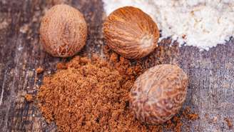 Uma pitada de noz-moscada pode realçar o sabor de purês, molhos e sobremesas, além de conter compostos naturais estudados por possíveis efeitos digestivos – depositphotos.com / lvssvl1