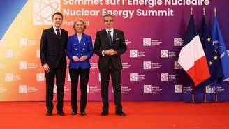 A presidente da Comissão Europeia, Ursula von der Leyen, entre o presidente francês, Emmanuel Macron, e o diretor-geral da AIEA, Rafael Grossi, na abertura da Cúpula de Energia de Paris, realizada nesta terça-feira, 10 de março de 2026.