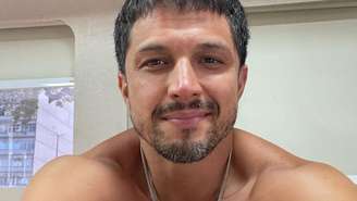 Rômulo Estrela causa alvoroço ao surgir completamente nu em cena: “Que homem”