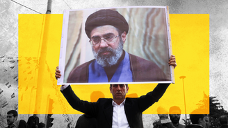 Imagem tratada mostra um homem de terno escuro e camisa branca segurando um cartaz do novo líder supremo do Irã, Mojtaba Khamenei. Um retângulo amarelo foi interposto entre o homem e o cartaz, com outras figuras ao fundo