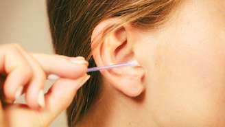 Usar cotonete pode empurrar a cera e perfurar o tímpano