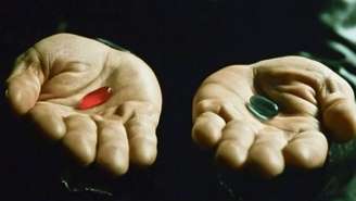 Cena de Matrix em que Morpheus oferece a Neo duas pílulas: uma vermelha e outra azul |