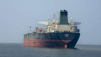 Estreito de Ormuz escoava mais de 20% do transporte global de petróleo