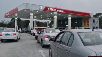 Veículos fazem fila para abastecer em posto de combustíveis na China, em 9 de março de 2026.