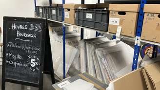 No acervo do futuro Museu Memorial do Terrorismo, a lousa com o cardápio do bar La Belle Équipe, marcado por balas durante os atentados de 13 de novembro de 2015 em Paris.