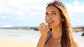 Além da função de barreira, a manteiga de cacau tem textura firme em temperatura ambiente e derrete em contato com o calor do corpo, espalhando-se facilmente – depositphotos.com / sergio_pulp