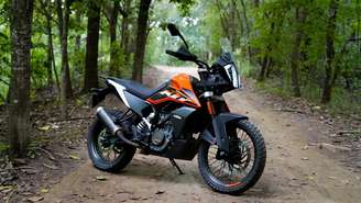 Motocicleta KTM 390 Adventure com suspensão WP Apex e painel TFT em destaque