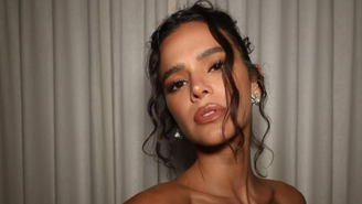 Bruna Marquezine assumiu o cabelo cacheado após a pandemia