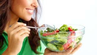 Para atingir esse equilíbrio, profissionais indicam uma rotina alimentar baseada em comida de verdade – depositphotos.com / pressmaster