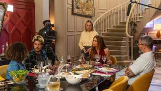 Três Graças: Alana Cabral mostra os bastidores de cena em Joélly rola da escada de Arminda —