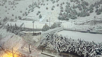 Partes de Teerã cobertas de neve dias depois de "chuva negra"