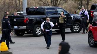 Agentes das forças de segurança atuam nas proximidades da sinagoga Temple Israel após relatos de um atirador ativo em 12 de março de 2026, em West Bloomfield, no estado de Michigan.