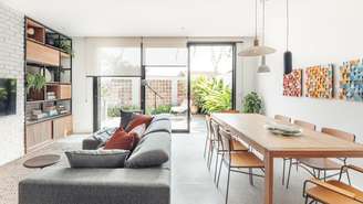 No projeto Casa Alegre, do escritório Rawi Arquitetura + Design, a inclusão de cobogós no muro de divisa com o terreno ao lado auxiliou a entrada de ar fresco para o quintal e, consequentemente, para dentro da casa