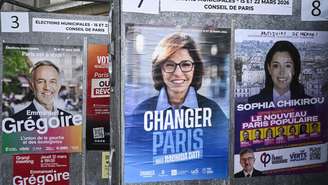 Cartazes mostram candidatos às eleições municipais em Paris, como o socialista Emmanuel Grégoire, a conservadora Rachida Dati e a representante da França Insubmissa Sophia Chikirou. (05/03/2026)