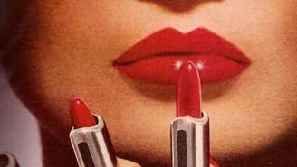 Do Egito antigo aos palcos de Taylor Swift: conheça a história fascinante do batom vermelho, símbolo de poder que foi confundido com bruxaria