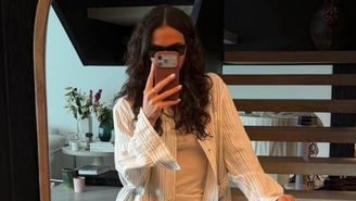 Bruna Marquezine com look estilo pijama 