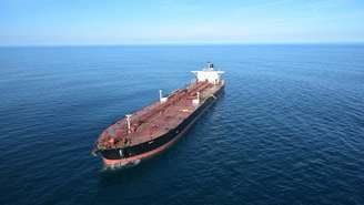 Petroleiro Boracay, ancorado na costa francesa, suspeito de fazer parte da "frota fantasma" russa, que permite a Moscou vender seu petróleo burlando as sanções internacionais (imagem ilustrativa).