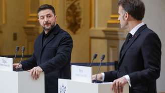 O presidente ucraniano, Volodymyr Zelensky (esquerda), em encontro com o presidente francês, Emmanuel Macron, no Palácio do Eliseu, em Paris, em 13 de março de 2026.