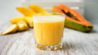 Para quem busca leveza e menos calorias, o mamão pode ser a melhor escolha. Já o abacate entrega mais saciedade e energia – depositphotos.com / Leckerstudio