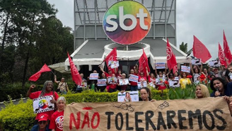 Manifestantes protestam contra Ratinho em frente ao SBT