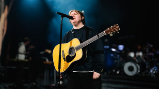 Lewis Capaldi se apresentará no Lollapalooza Brasil em 2026