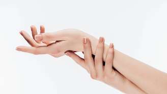 Uma alimentação rica em proteínas, ferro, zinco e vitaminas contribui para o crescimento e a resistência das unhas – depositphotos.com / VadimVasenin