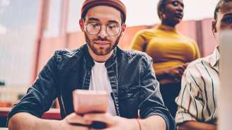 O contato constante com conteúdos de filtro e edição, por exemplo, pode gerar comparações recorrentes com padrões de vida, corpo ou sucesso que não correspondem à realidade da maioria das pessoas – depositphotos.com / GaudiLab