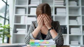 O burnout que a sobrecarga de informações digitais provoca é um estado de exaustão física e emocional que se associa à pressão constante de responder, decidir e produzir em meio a fluxos ininterruptos de dados – depositphotos.com / m.jilapong