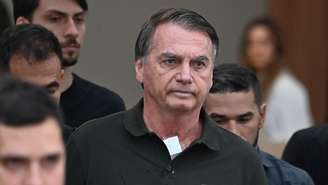 Bolsonaro segue internado em tratamento para pneumonia 