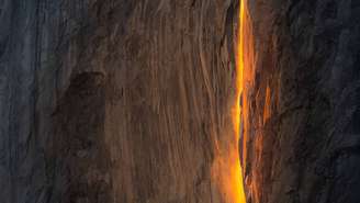 O fenômeno aparece apenas por alguns minutos no final da tarde e depende de céu limpo, água na cachoeira e alinhamento preciso do sol – depositphotos.com / srongkrod481