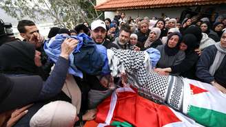Familiares choram durante o funeral de quatro membros de uma família palestina alvejada por soldados israelenses no norte da Cisjordânia neste domingo, em 15 de março de 2026.