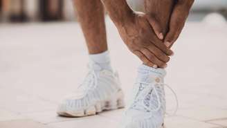 Dor “ruim” indica possível lesão: intensa, localizada em articulações, acompanhada de inchaço, calor ou instabilidade – depositphotos.com / sdm.production.studio.gmail.com