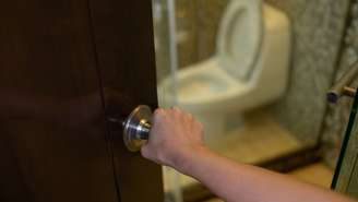 Saiba quantas vezes é normal ir ao banheiro à noite e descubra quando a frequência pode sinalizar problemas.