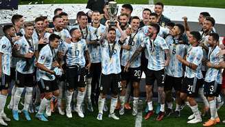 Os jogadores da seleção argentina levantam o troféu da Finalíssima conquistada contra a Itália, em 1º de junho de 2022.