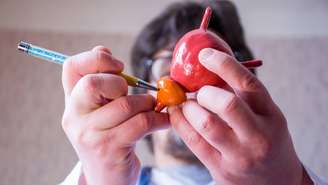 Entre os tratamentos medicamentosos para Hiperplasia Prostática Benigna, a Silodosina se destaca por aliviar sintomas urinários ao relaxar a musculatura da próstata, contribuindo para mais conforto e qualidade de vida – depositphotos.com / Shidlovski