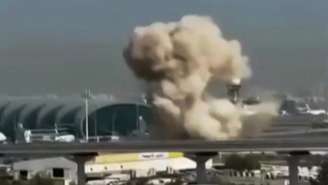 Uma nuvem de fumaça sobe do aeroporto de Dubai, em 7 de março de 2026.