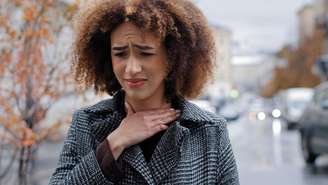 Clima seco do outono pode favorecer rouquidão e irritação na garganta