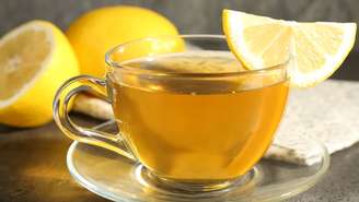 Descubra os benefícios do chá de folhas do limão, como preparar a infusão e quais cuidados tomar ao usar essa planta