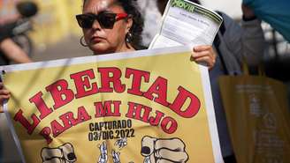 Uma parente de detenta protesta contra os julgamentos em massa organizados na caçada a gangues promovida pelo presidente Bukele, em 15 de fevereiro de 2026.