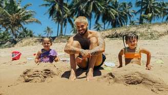 Zé Felipe curte praia com os filhos na Bahia e posta legenda enigmática