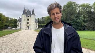 O médico Antoni Calmon diante da entrada do castelo: a paixão por recriar o belo 